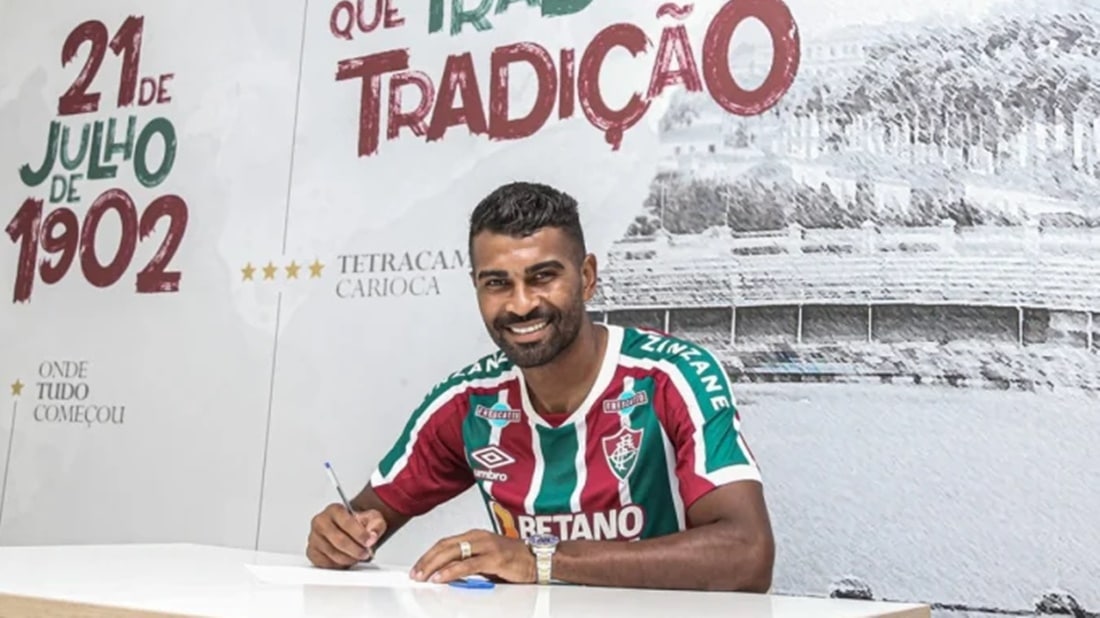 O volante assinando com o Fluminense