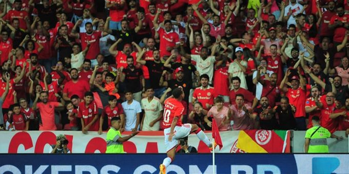 Torcida do Inter faz vaias pelo desempenho do time 