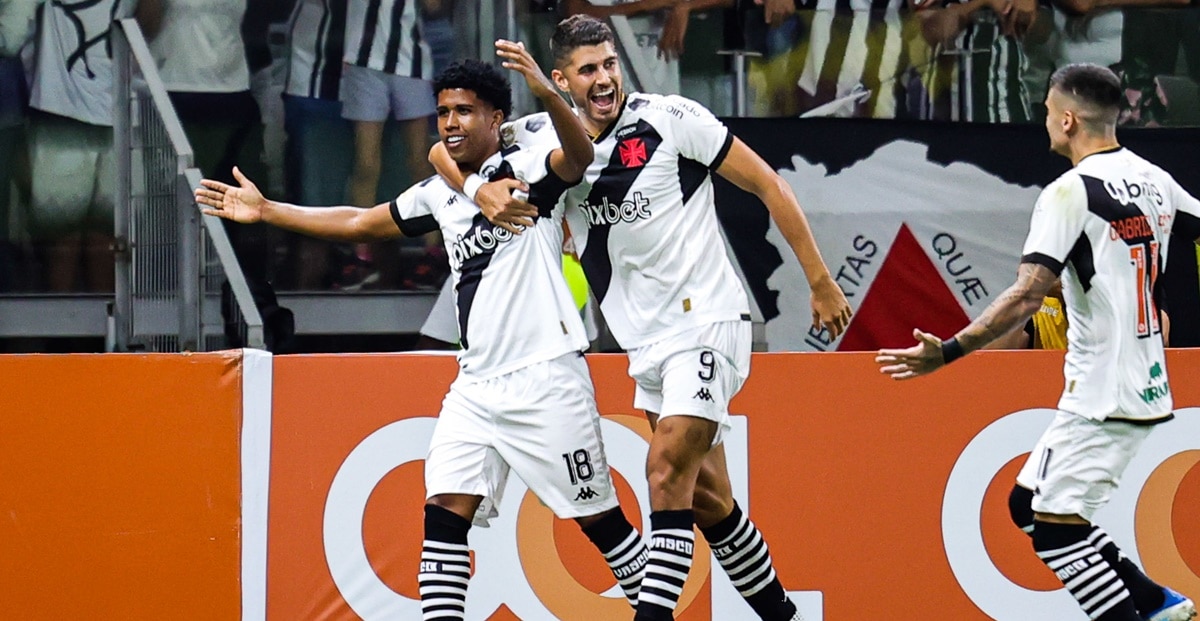 Jogadores do Vasco celebrando bom resultado no Brasileirão 