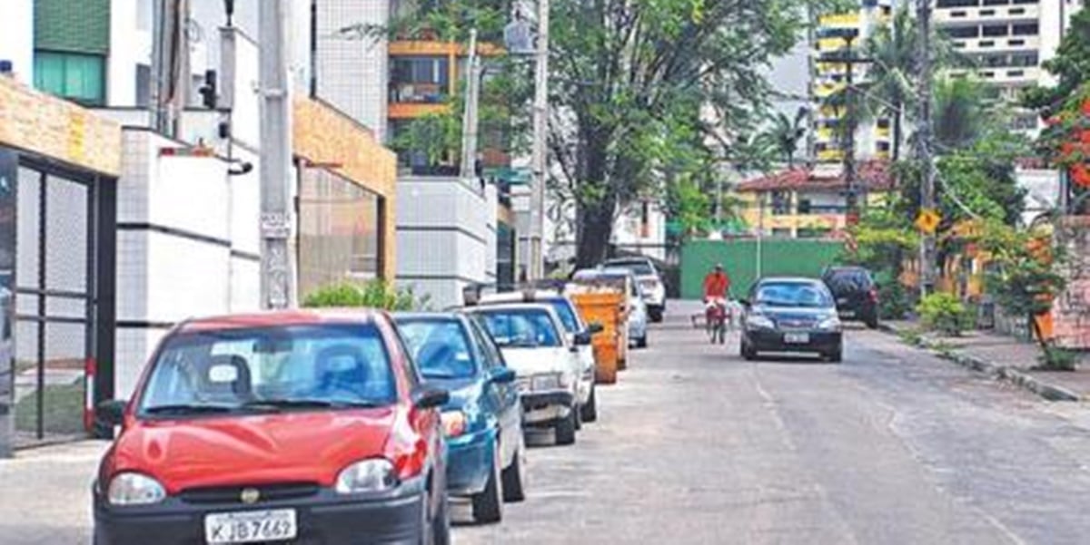 Veículos estacionados nas ruas de Pernambuco