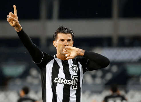 Botafogo anuncia renovação de contrato com Victor Cuesta (Foto: Reprodução)