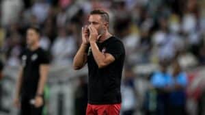 Vítor Pereira vem sofrendo para encontrar o time ideal no Flamengo (Foto: Thiago Ribeiro / AGIF)