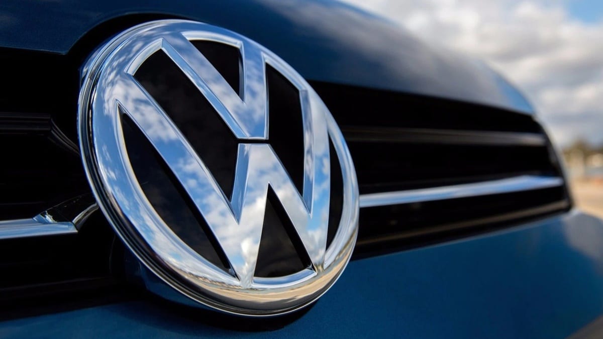 Emblema da montadora Volkswagen na dianteis dos automóveis 