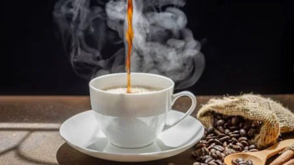 Café sendo colocado em uma xicara