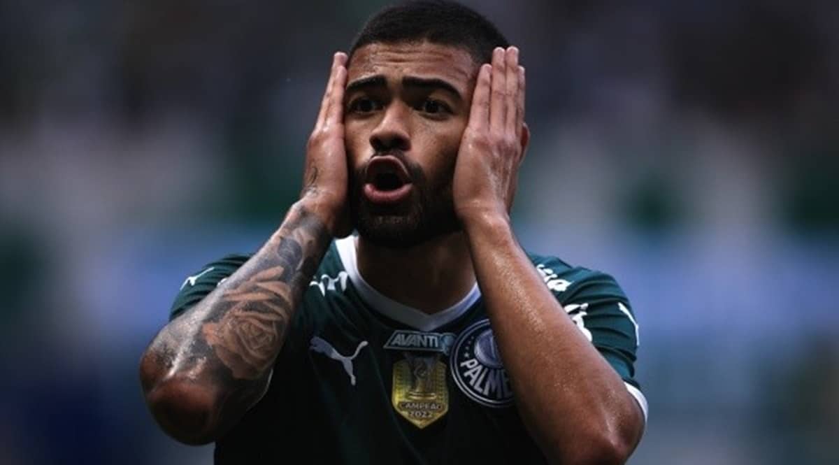 Meia-campista do Palmeiras pede gol ao colega, mas teve marcado em seu nome (Foto: Reprodução/ Ettore Chiereguini/ AGIF)