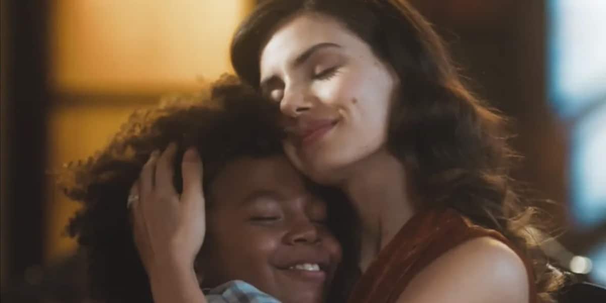 Amor Perfeito: Marcelinho surpreende Marê ao chamá-la de mãe (Imagem Reprodução Globo)