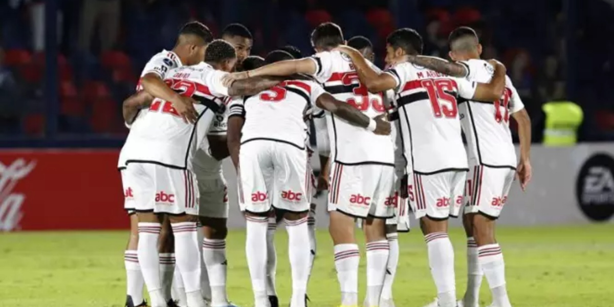 Torcedores acabam com árbitro de futebol após derrota para o Palmeiras (Foto: Reprodução)