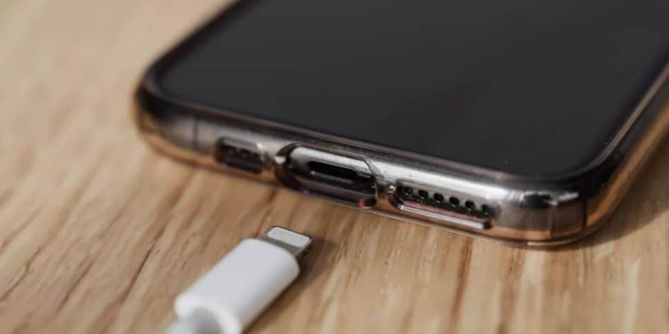 Tome cuidado com essas coisas enquanto carrega seu celular (Imagem Reprodução Internet)