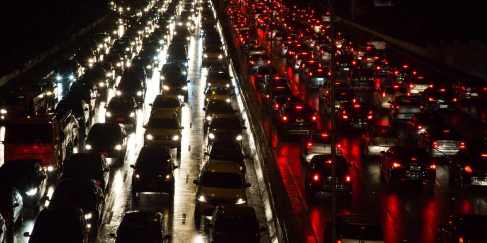 Atenção motoristas: evite multas e confira as NOVAS REGRAS de trânsito em vigor trânsito no mundo (imagem Reprodução Internet)