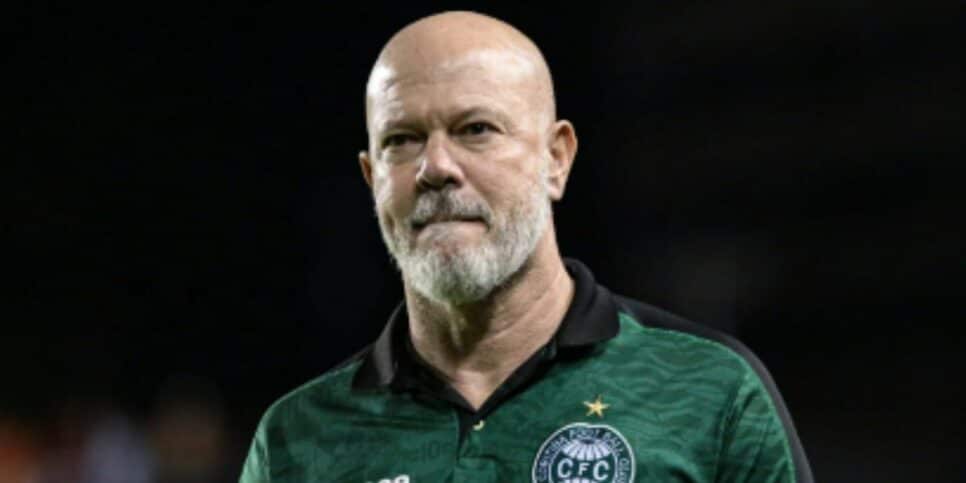 “Não joga mais”: Diretoria do Coritiba decide e Zago é avisado sobre rescisão no Coxa