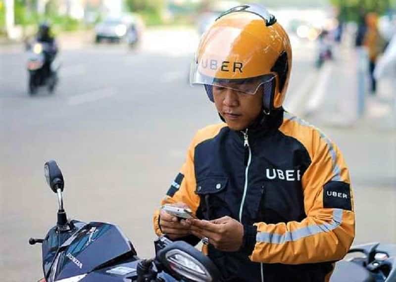 Trabalhadores do Uber Moto estão preocupados com possível fim do serviço no país (Imagem: Reprodução)