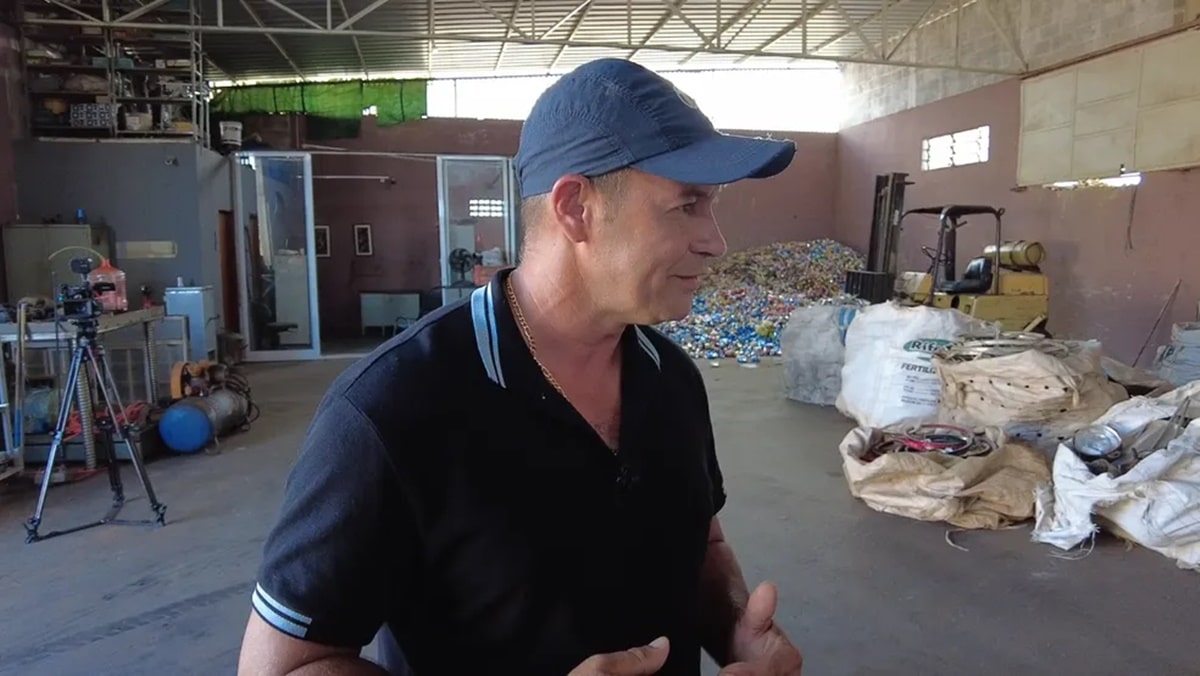 Senhor Ademir encontrou o troféu de amistoso do Timão e Flamengo de 1944 no depósito de recicláveis (Foto: Reprodução/ Fábio Júnior/ EPTV/ GE)