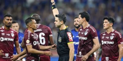 Imagem do post Escândalo em campo! André do Fluminense perde a cabeça e soca cabine do VAR