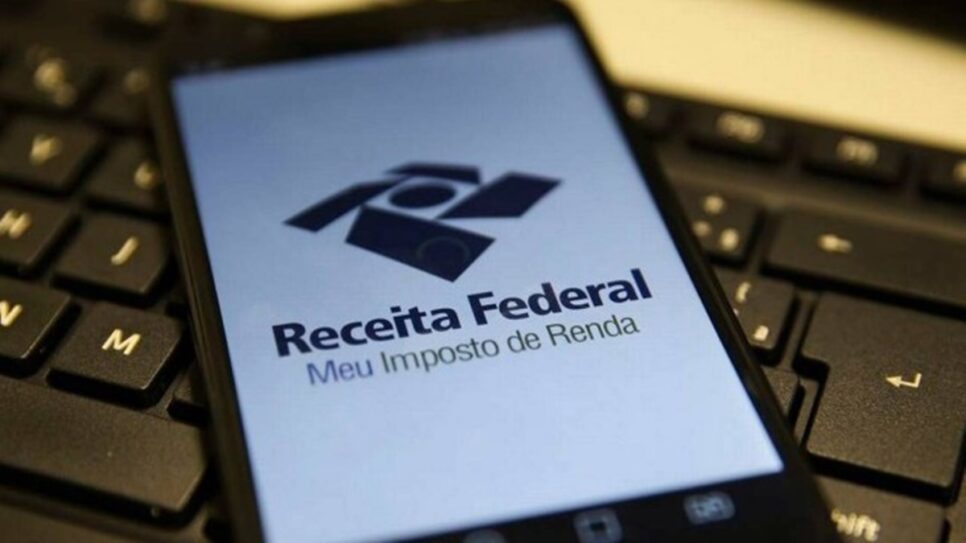 Celular com acesso ao app da Receita Federal, onde se pode saber da restituição (Foto: Reprodução/ Internet)