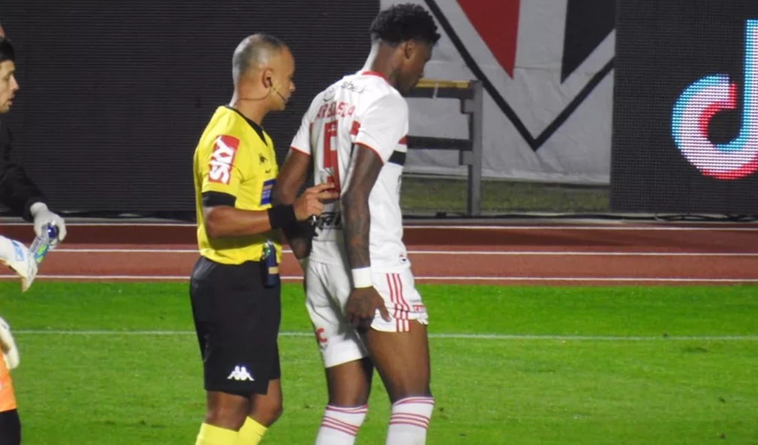 Arboleda mancando deixou partida da Copa do Brasil e preocupou torcida(Foto: Reprodução/ Eduardo Rodrigues)