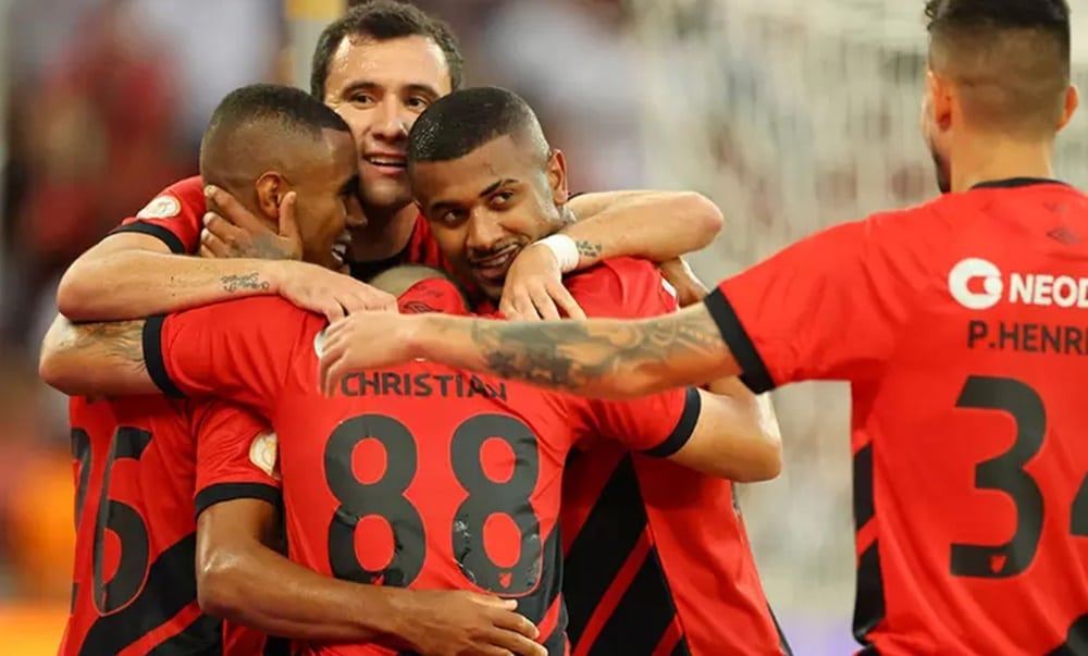 Jogadores do Athletico Paranaense comemorando vitória em cima do Flamengo