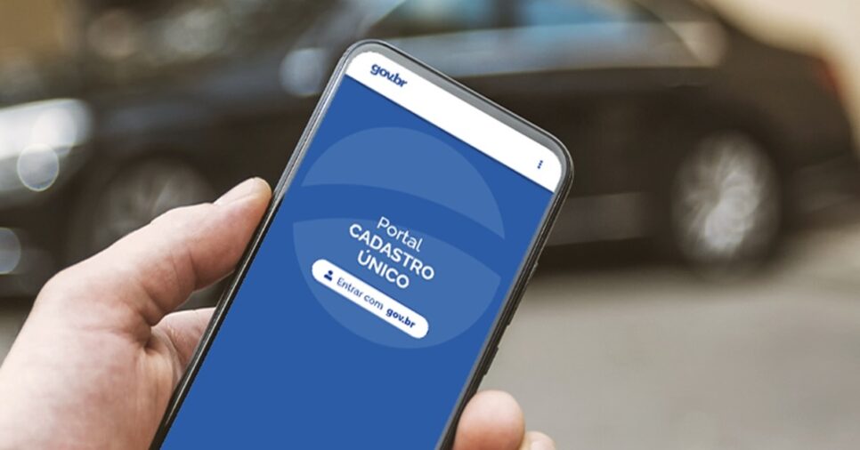 Pessoa acessando o CadÚnico no celular pelo app