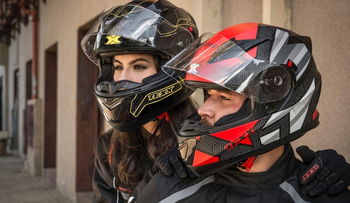 Piloto e garupa de capacete, viseira e trajes de acordo com a lei (Foto: Reprodução/ Internet)