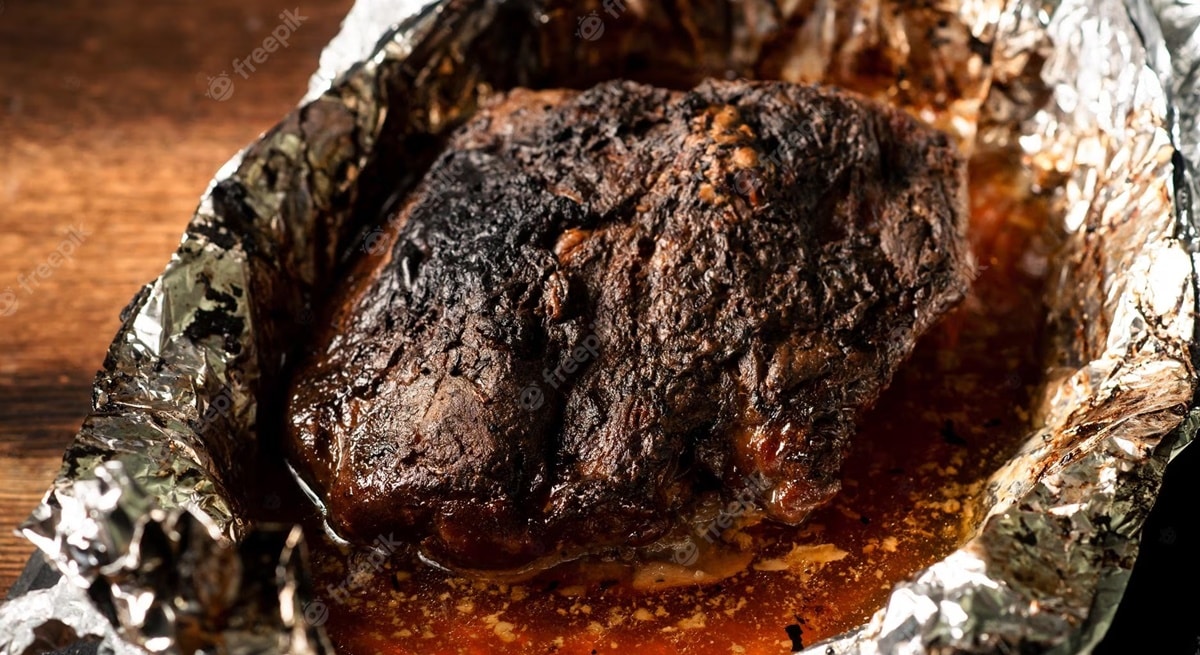 Carne assada com especiarias que fooi ao forno com papel alumínio