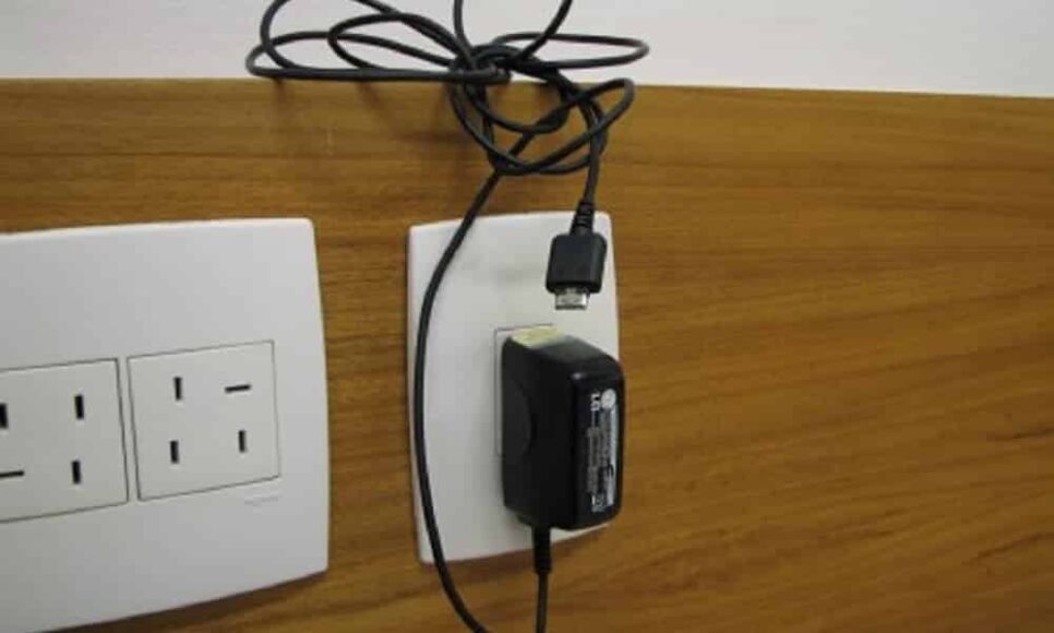 Perigos! Isso pode acontecer se seu o celular estiver na tomada (Imagem: Reprodução)