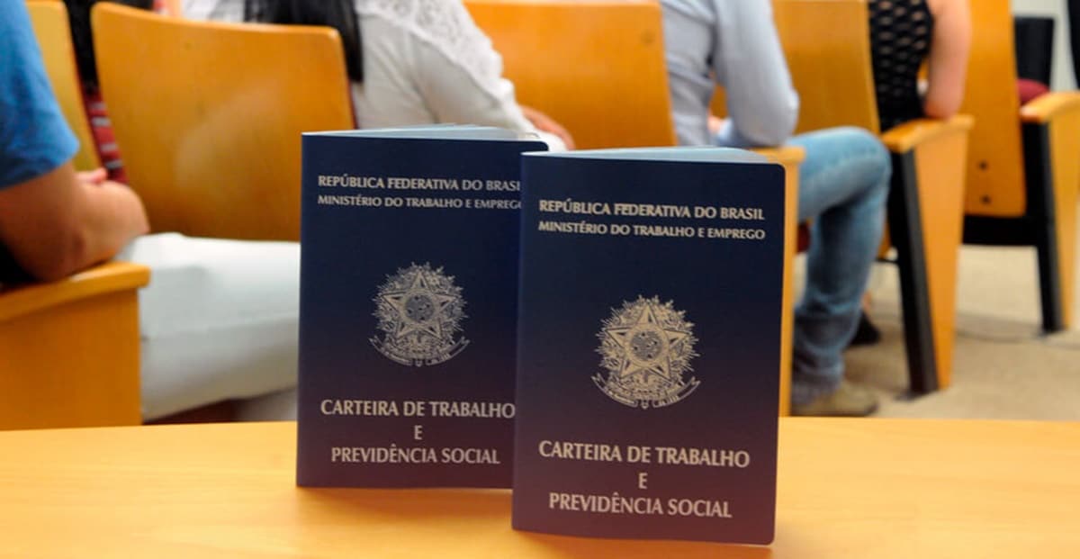 Carteiras de Trabalho em local que se dá entrada ao benefício do Governo Federal 