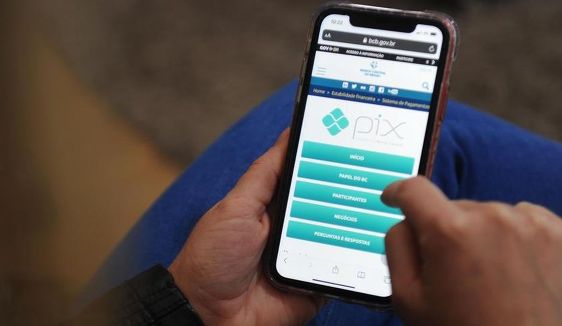 Brasileiro acessando o aplicativo para fazer um PIX (Foto: Reprodução/ Internet)