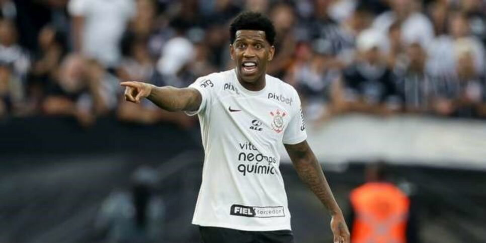 Gil é criticado por performance no Corinthians