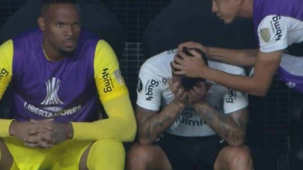 Maycon chora após falha em jogo do Corinthians