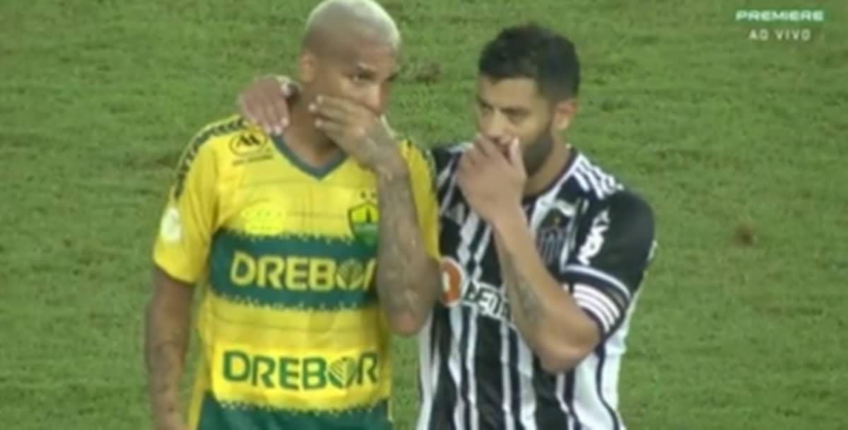 Deyverson e Hulk tapam a boca para ninguém fazer leitura labial do assunto deles (Foto: Reprodução/ GE/ Premiere/ Twitter)