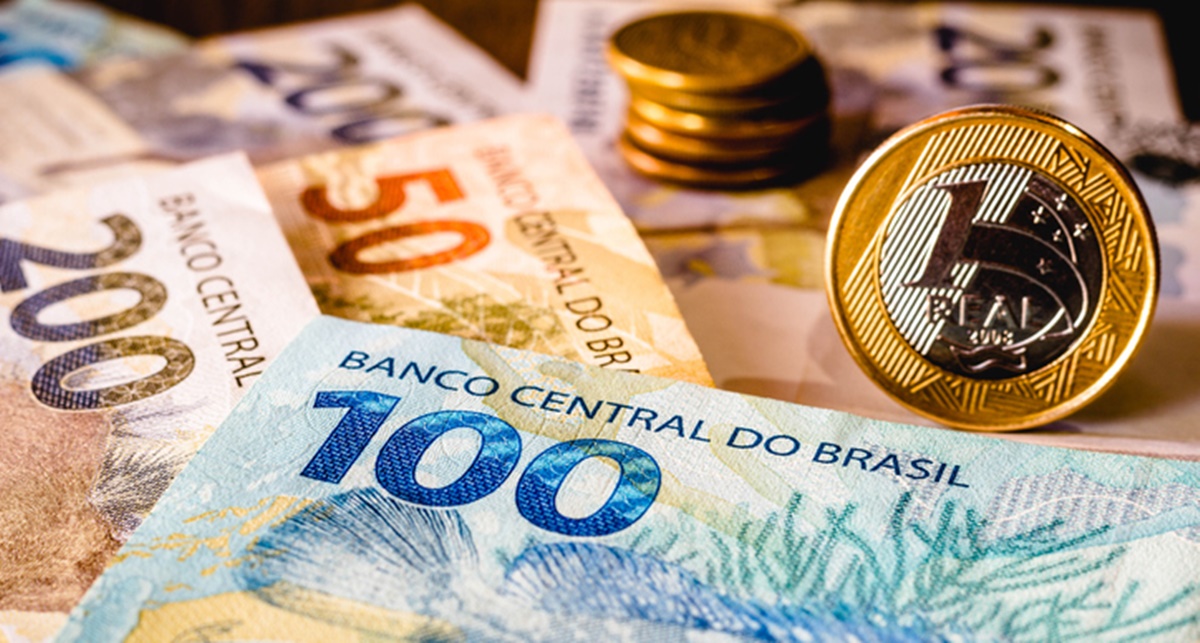 Notas e moedas do plano Real; Benefício em dinheiro poderá ser sacado por brasileiros CLT e contribuintes do INSS (Foto: Reprodução/ Internet)