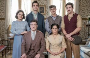 Dona Lola e sua família no remake de Éramos Seis (2019) (Foto: Reprodução / Globo)