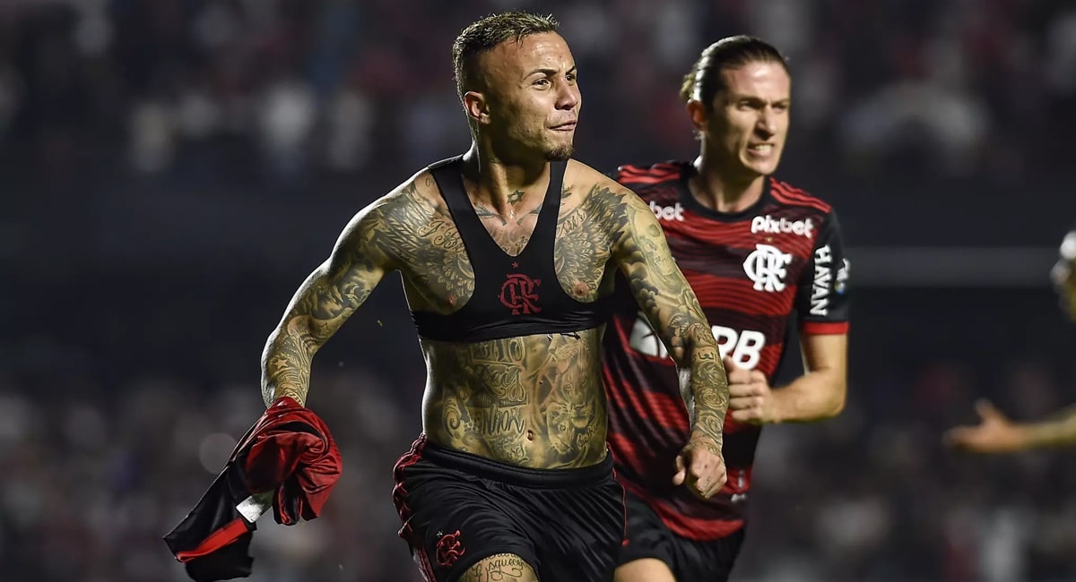 Everton Cebolinha tira a camisa após fim de jogo (Foto: Reprodução/ Marcelo Cortes/ CRF)