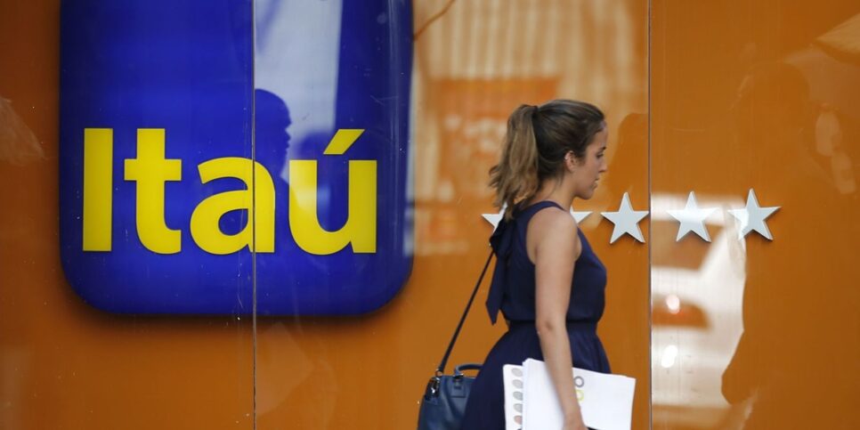 Cliente do Banco Itaú entrando em agência (Foto: Reprodução/ Sergio Moraes/ Reuters)