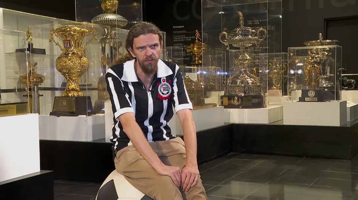 Fernando Wanner, historiador do Museu do Corinthians, no dia  que recuperou a taça com um palmeirense (Foto:Reprodução/ Fábio Júnior/ EPTV/ GE)