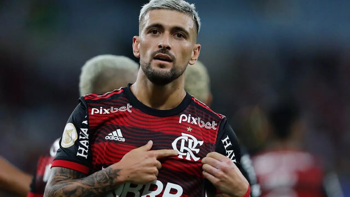 O meia uruguaio de 28 anos se orgulhando da camisa do CRF (Foto: Reprodução/ GIlvan de Souza/ Flamengo)