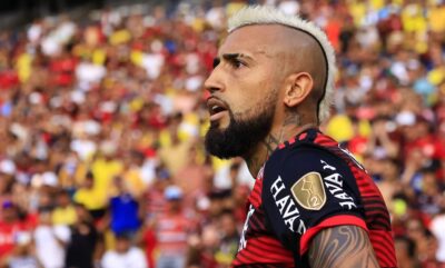 Imagem do post Vidal reage ao ser atacado durante desembarque por torcedor do Flamengo após embate: “Vamos acordar”