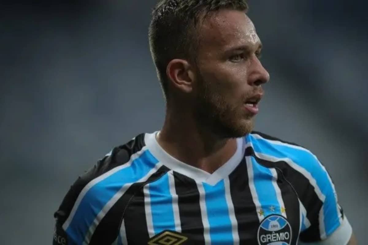 Arthur descarta jogar no Brasil por enquanto 