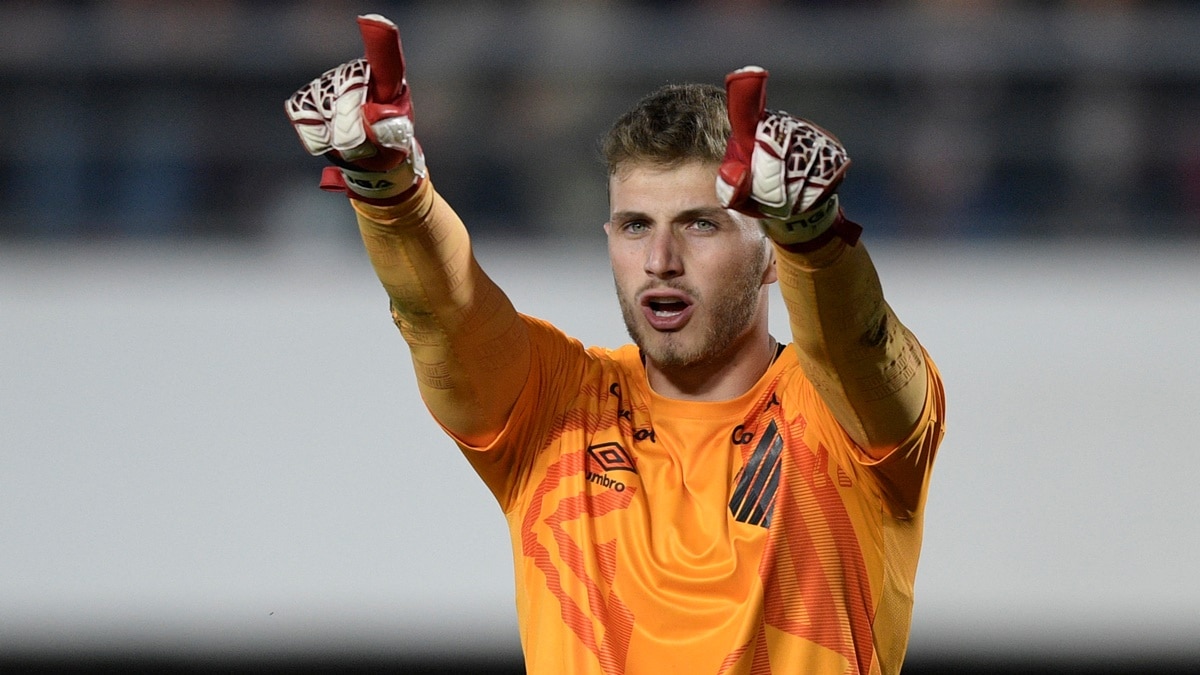 O goleiro defendeu grama sintética e comparou a outros estádios de times grandes