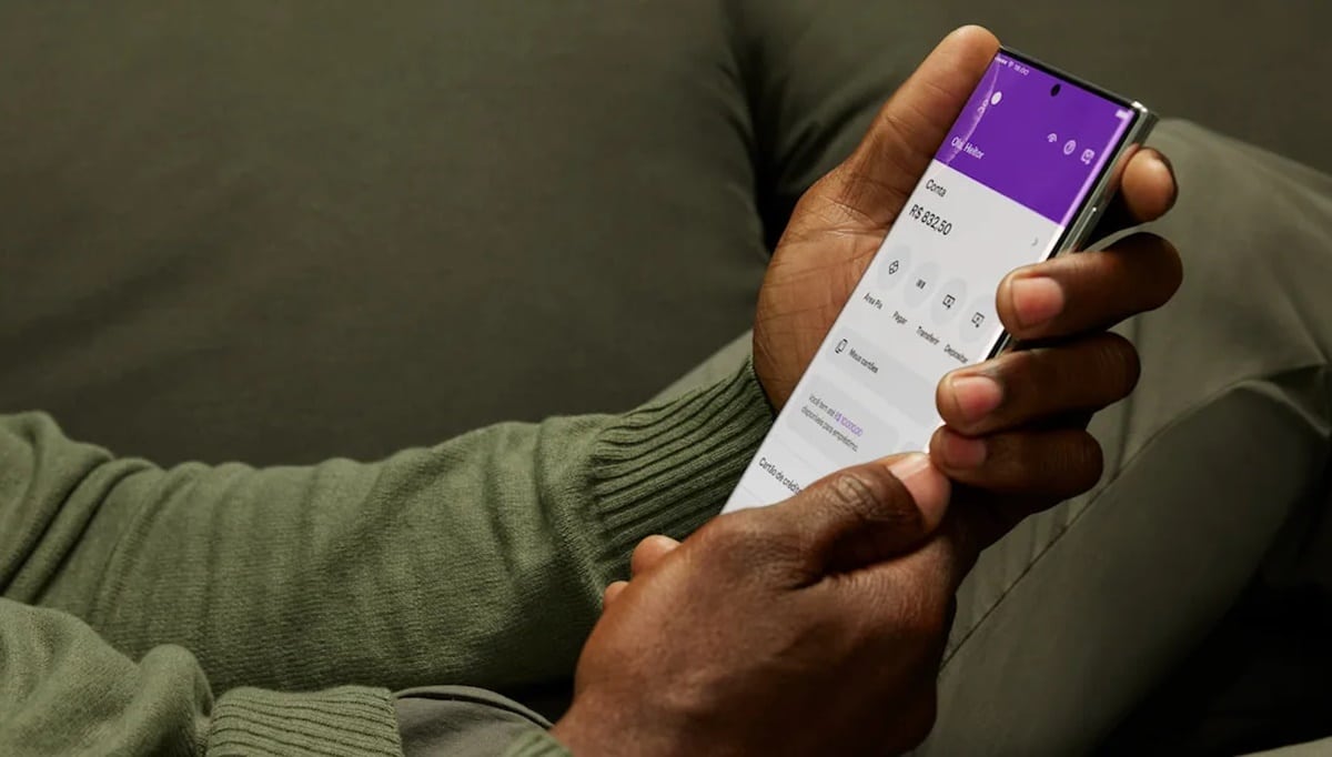 Homem acessando sua conta digital no Nu tentando tirar print, que o app não permite