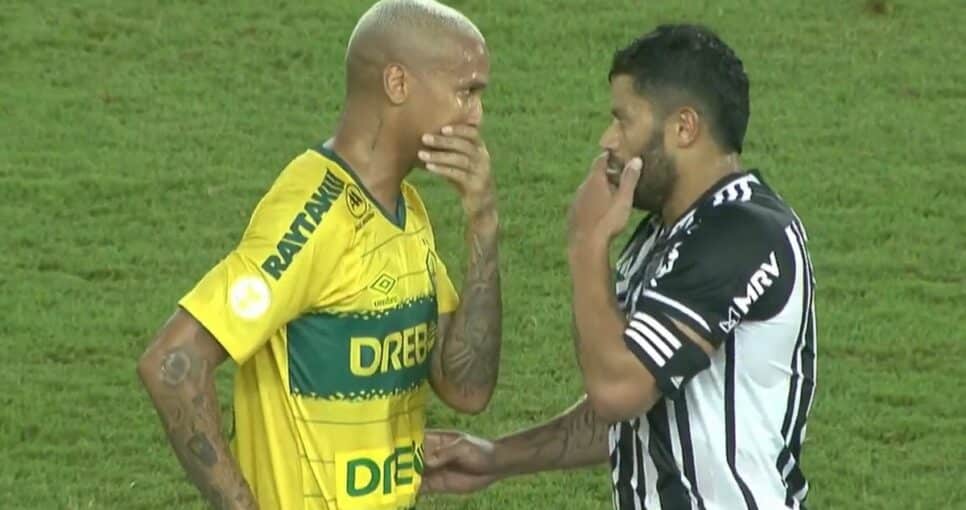 Deyverson e Hulk surgem conversando e viralizam (Foto: Reprodução/ GE/ Premiere/ Twitter)