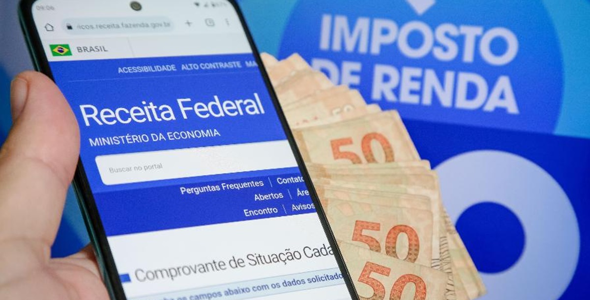 Aplicativo da Receita Federal, declaração do Imposto de Renda e notas de 50 reais