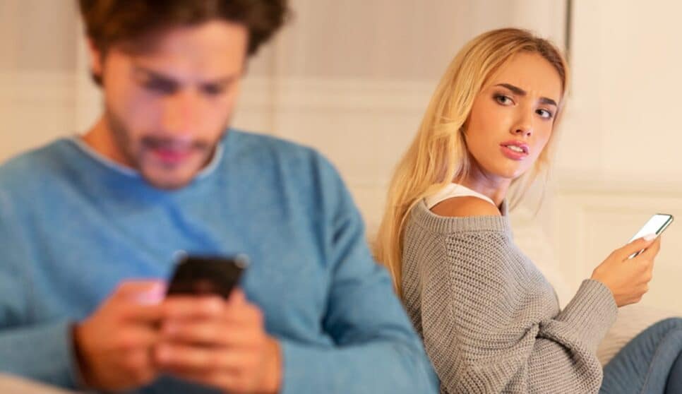 Mulher desconfiada da traição do seu companheiro no celular (Foto: Reprodução/ Internet)