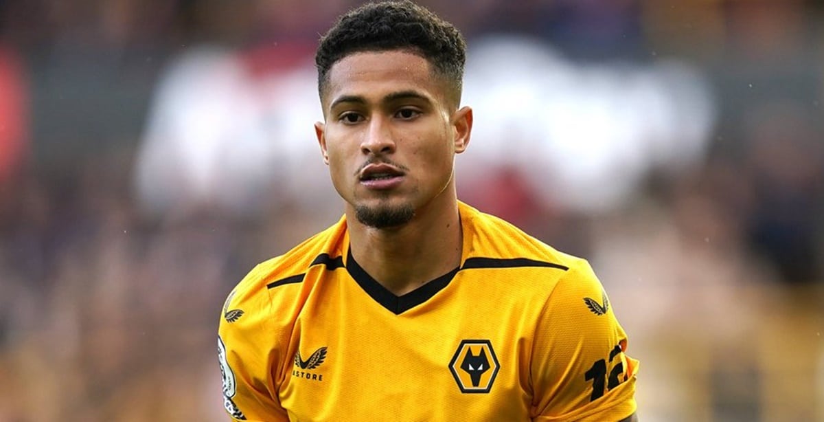 João Gomes com a camisa do Wolverhampton, da Premier League, da Europa (Foto: Reprodução/ Getty Images)