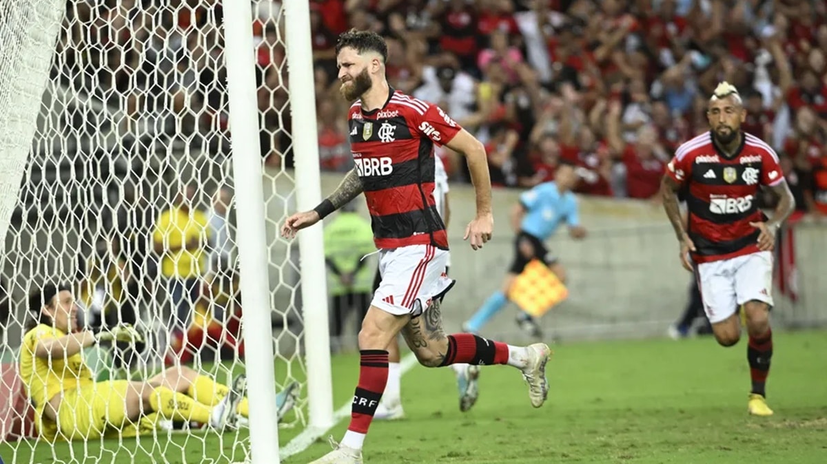 Léo Pereira marcou gol contra o Corinthians mesmo sentindo dores (Foto: Reprodução/ André Durão, Globo Esporte)