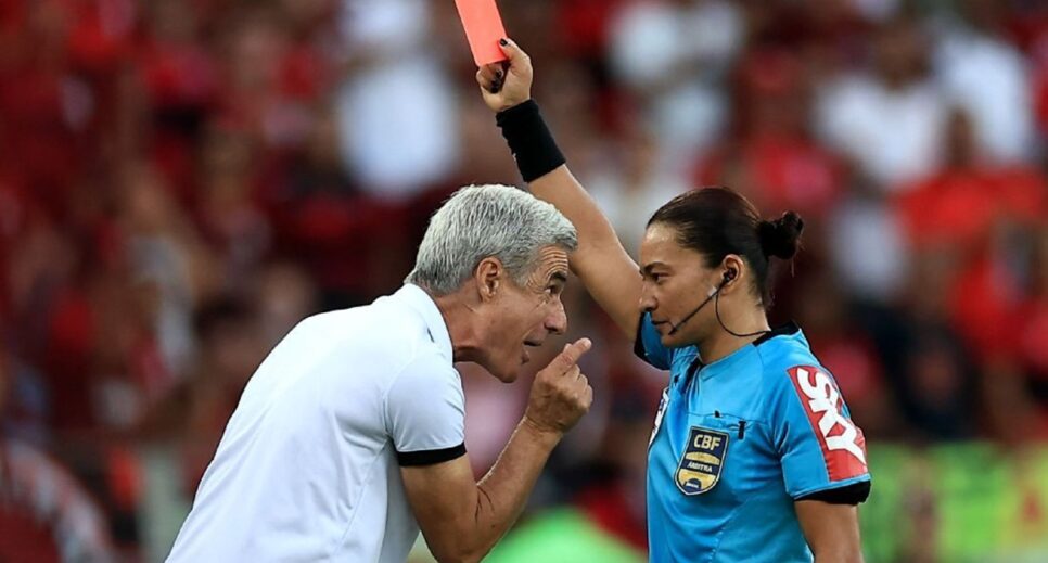Árbitra toma decisão e exulsa técnico Luís Castro de partida do Botafogo