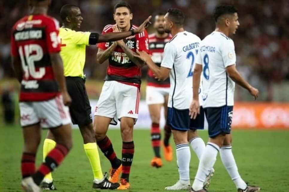 Luiz Flavio de Oliveira durante partida