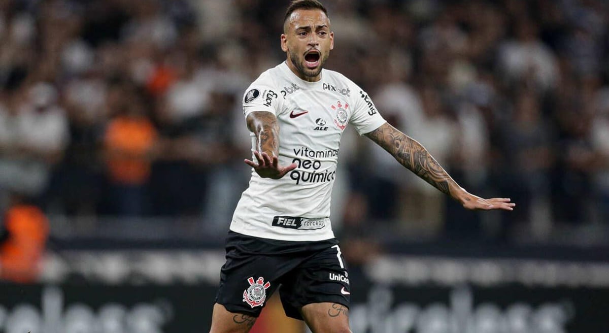 Maycon pedindo calma a torcida da Fiel por erro na partida contra o Idependiente del Valle (Foto: Reprodução/ Rodrigo Coca/ Agência Corinthians)