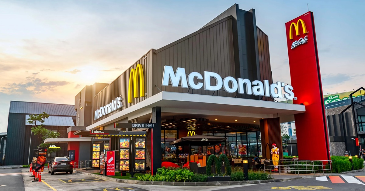 Fachada de uma unidade da rede de fast food do McDonald's 