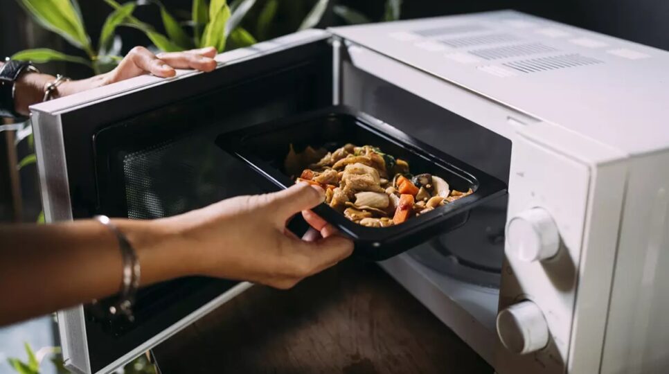 Alimentos sendo colocados no micro-ondas