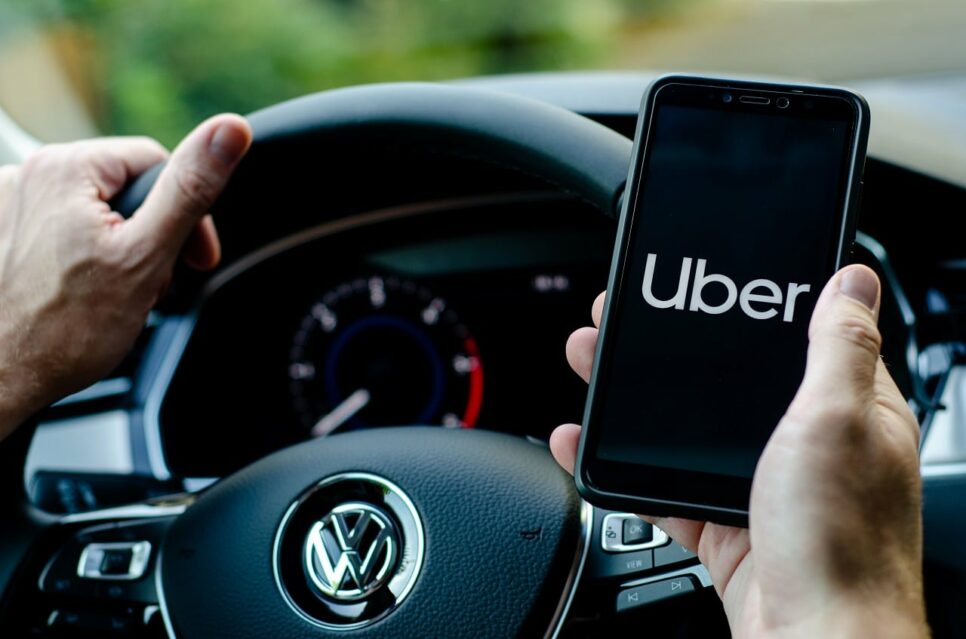 Motorista de App: veja o salário de um motorista da Uber e a 99 (Imagem: Reprodução)